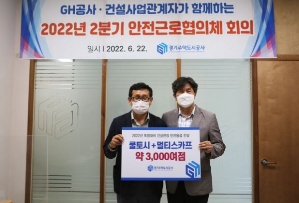 좌) 현대엔지니어링(주) 용인죽전 경기행복주택현장 김경수 현장소장, 우) 전형수 GH 사장직무대행