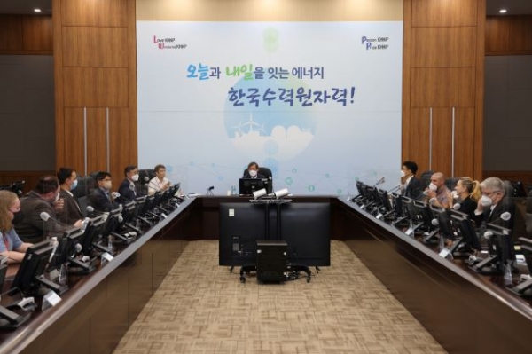 지난 20일 한수원 본사에서 정재훈 한수원 사장과 체코 언론인들이 미디어브리핑을 진행하고 있다.