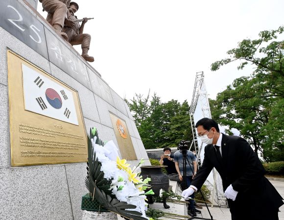 박남춘 인천광역시장이 25일 미추홀구 수봉공원 6.25 참전 인천지구 전적비에서 참배를 하고 있다.