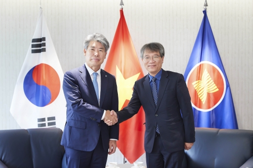 지난 22일 베트남 대사관에서 윤종원 IBK기업은행장(왼쪽)과 응웬 부 뚱 베트남대사(오른쪽)가 면담을 마치고 사진 촬영을 하고 있다.