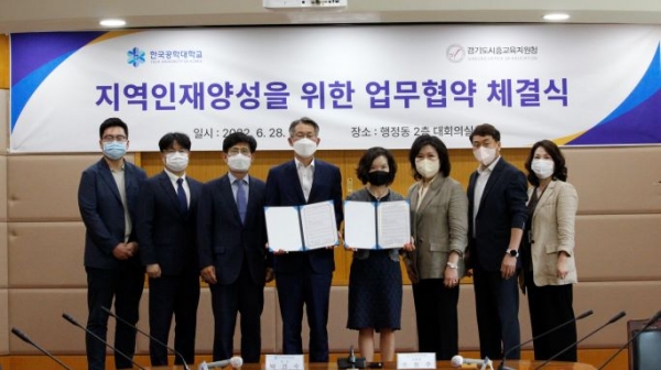 한국공대 박건수 총장(중앙 오른쪽), 조동주 교육장(중앙 왼쪽) (사진제공=한국공대)
