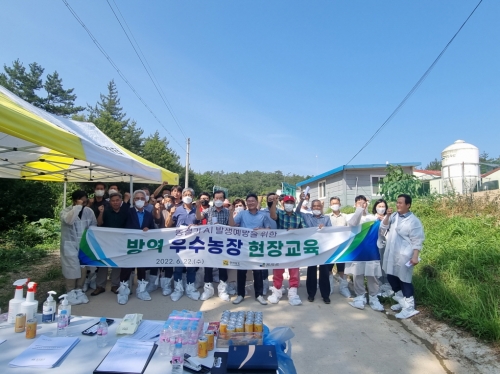 방역시설 우수농장에서 오리사육농가들이 방역실천을 다짐하고 있다(강진군)