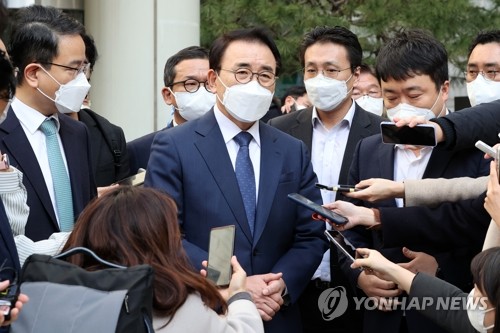조용병 신한금융지주 회장이 지난해 11월 22일 오후 서울 서초구 서울고등법원에서 열린 항소심 선고 공판을 마친 뒤 취재진의 질문에 답하는 모습.