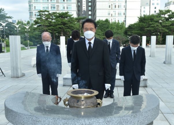 임태희 경기도교육감(중앙)