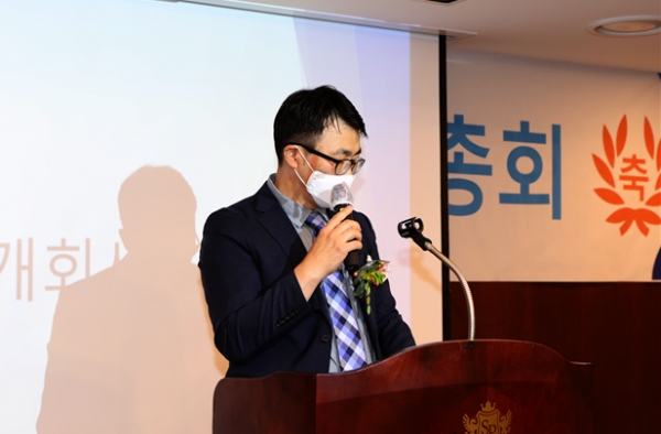 준비위원장을 역임한 권형욱 교수가 개회사와 인사말을 전하고 있다.(사진제공=인천대학교)