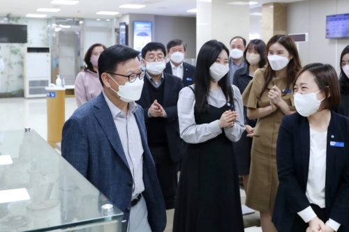 이원덕 우리은행장이 영업점을 방문해 직원들과 대화를 나누고 있다.
