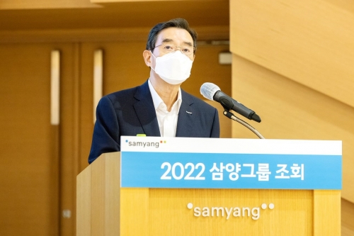 김윤 삼양그룹 회장이 11일 판교 삼양디스커버리센터에서 조회를 개최해 상반기 성과와 하반기 경영 방향에 대해 직원들에게 설명하고 있다.