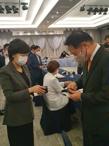 임태희 경기도교육감(오른쪽)