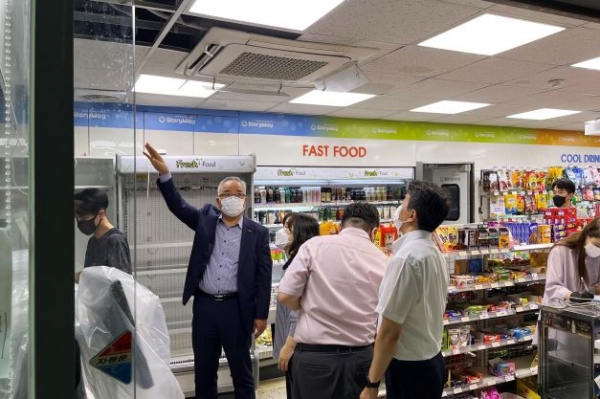 코레일유통 경영진과 직원들이 광명역 2,3번 타는 곳 편의점 침수 피해 현장을 점검하고 있다.(왼쪽에서 두 번째 조형익 대표이사)