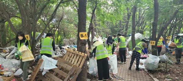국가철도공단 수도권본부 봉사단이 지난 16일 용산역 인근에서 용산구청, 선교단체 봉사단과 함께 환경정화 활동을 시행하고 있다.