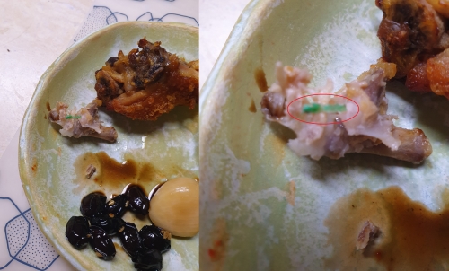 굽네 오븐바사삭에서 발견된 플라스틱 이물질. [사진=제보자 제공]