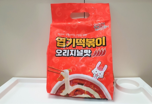 엽기떡볶이 밀키트 오리지널맛 제품. 포장재에 손잡이가 달려있다. [사진=안솔지 기자]