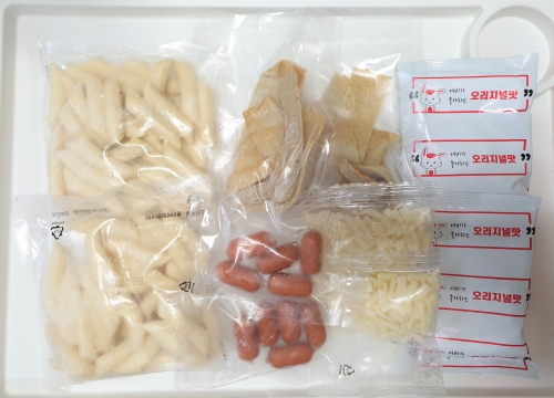 밀키트 구성품. 떡, 오뎅, 소시지, 치즈, 양념 가루 등이 2개씩 개별포장돼 있다. [사진=안솔지 기자]