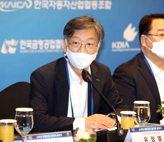 KOTRA는 19일 서울 그랜드 인터컨티넨탈 파르나스 호텔에서 융합혁신지원단 및 주요 산업별 협단체와 '소부장 해외진출 협의체' 업무협약(MOU)을 체결했다. 유정열 KOTRA 사장이 개회사를 하고 있다.