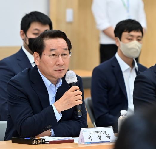 유정복 인천광역시장이 26일 시청 대회의실에서 열린 '일자리창출 우수기업 인증서 수여식'에서 기업 관계자들과 간담회를 하고 있다.