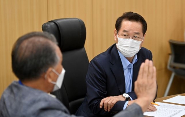 유정복 인천광역시장이 3일 시청 접견실에서 열린 '제1차 집단민원과 소통의 날'에서 논현33지구지주조합장 등 민원인들과 대화를 하고 있다.