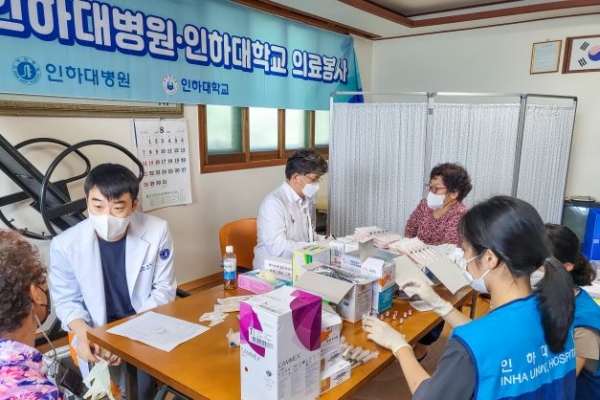 인하대학교 학생사회봉사단 인하랑 학생들이 지난 10일 김포시 통진읍 귀전3리를 방문해 의료봉사활동을 펼치고 있다.