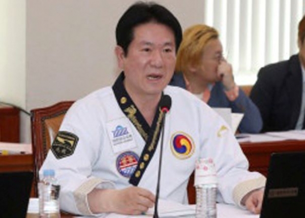 이동섭 국기원장이 20대 국회의원 재임 시절 태권도를 국기로 지정하는 국회 법안을 대표 발의하고 태권 도복을 입고 국회 관련 상위에서 국기 태권도 법을 설명하고 있다.