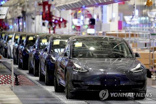 상하이 테슬라 자동차 생산라인.