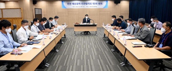 안영규 행정부시장이 18일 시청 영상회의실에서 열린 '인천 해상풍력 민관협의회 제1차 회의'에서 인사말을 하고 있다.
