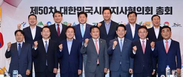 (아래쪽 왼쪽 2번째)인천광역시 유정복 시장