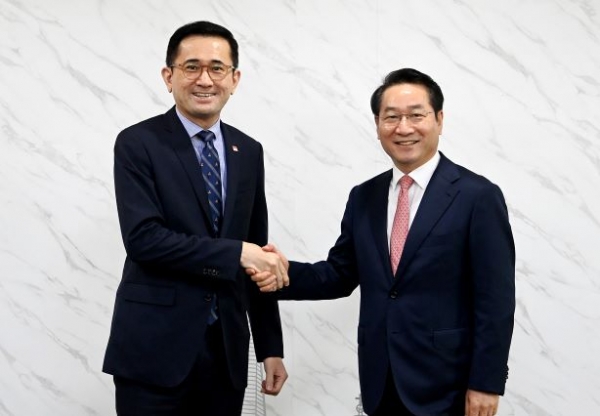 유정복 인천광역시장(오른쪽)이 22일 시청 접견실에서 에릭 테오(Eric TEO) 주한 싱가포르 대사와 협력방안을 논의 한 뒤 기념촬영을 하고 있다.