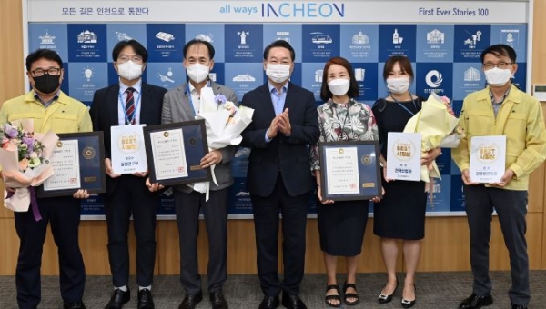유정복 인천광역시장이 23일 시청 접견실에서 베스트(BEST) 시정상을 시상하고 있다.(사진제공=인천시)