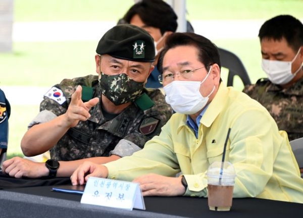 유정복 인천광역시장이 23일 연수구 한국가스공사 인천기지본부에서 열린 '2022년 을지연습 실제훈련'을 참관하고 있다.(사진제공=인천시)