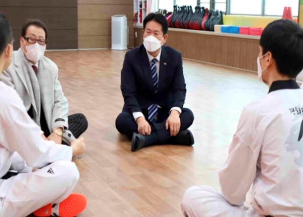 이동섭 전 국기원장이 일선 태권도 사범들을 만나 도장운영과 국기원에 바라는 바에 대해 듣고 개선방향과 태권도장 운영 발전에 관한 의견을 교환하고 있다.