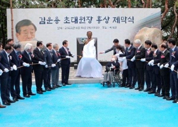 이동섭 제17대 국기원장 출마자가 원장 재임시절 故 김운용 초대 국기원장 흉상제막식을 겸한 9개 태권도 본관 기념비 제막식 기념행사를 진행했다.