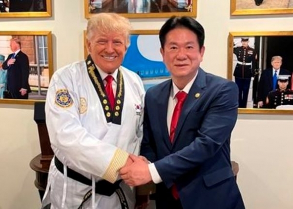 이동섭 국기원장이 도널드 트럼프 전 미국 대통령에게 국기원 명예 태권도 9단을 수여하고 기념촬영한 모습.