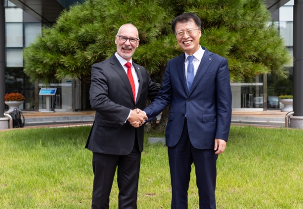 8월 25일 한국교통안전공단 본사에서 한국교통안전공단 권용복 이사장과 독일 자동차 검사기관(KÜS) 대표이사(Peter Schuler)가 기념촬영을 하고 있다.