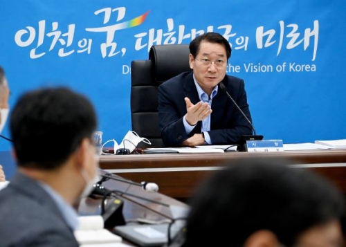 유정복 인천광역시장이 26일 시청 재난안전상황실에서 열린 '8월 재난안전정책회의'에서 중대재해 안전관리 이행 상황을 점검하고 있다.(사진제공=인천시)