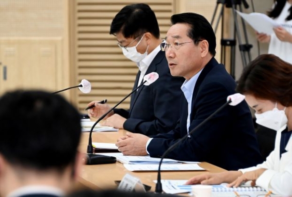 유정복 인천광역시장이 29일 시청 대회의실에서 열린 '2022년 9월 확대간부회의'에서 민선8기 시정철학을 공유하고 있다.(사진제공=인천시)