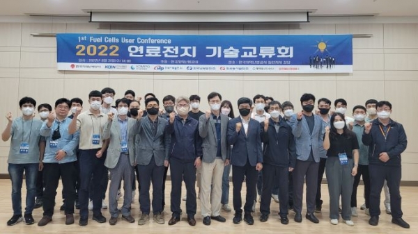 연료전지 기술교류회 관련 사진(앞줄 좌측에서 여섯번째 박창규 한난 동탄지사장, 일곱번째 이종호 한국과학기술연구원 박사)-(사진제공=한국지역난방공사)