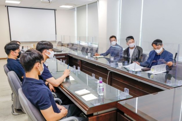 전표훈 인하대 IPP듀얼공동훈련센터 운영교수(오른쪽 첫번째)가 앰코테크놀로지코리아(주)를 방문해 현장실습 프로그램 컨설팅을 하고 있다.