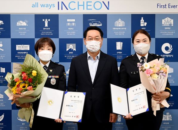 유정복 인천광역시장이 1일 시청 접견실에서 자치경찰 경위 승진자에게 임명장을 수여하고 있다.(사진제공=인천시)