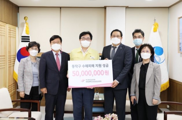 (좌부터)최경애 사회사업팀장, 이영구 병원장, 박일하 동작구청장, 윤희성 상임이사, 박철규 행정부원장, 임은주 간호부장