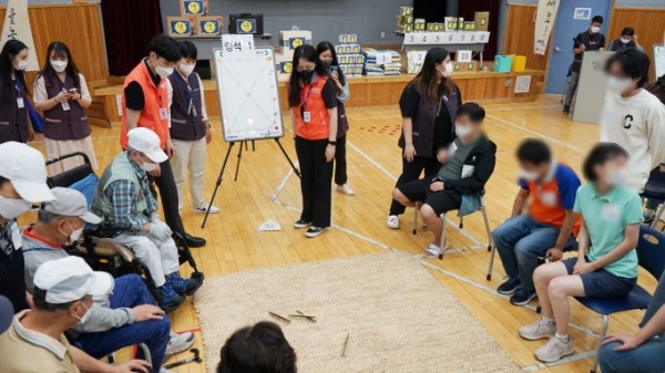 코레일유통이 '더도 말고 덜도 말고 한가위만 같아라!' 윷놀이 토너먼트 행사 자원봉사를 하고 있다.