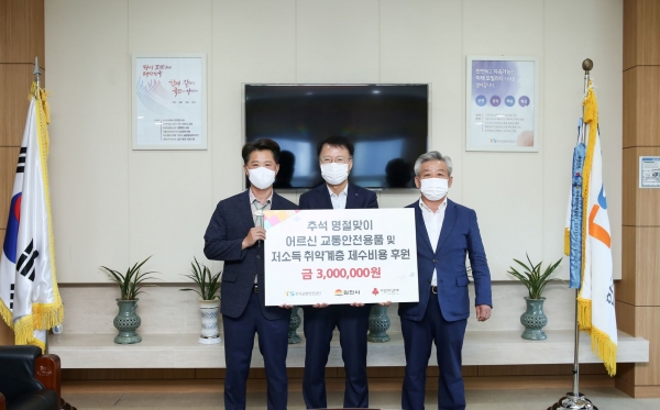 한국교통안전공단 권용복 이사장(왼쪽 두 번째)이 추석 명절 제수비용을 전달하고 있다.