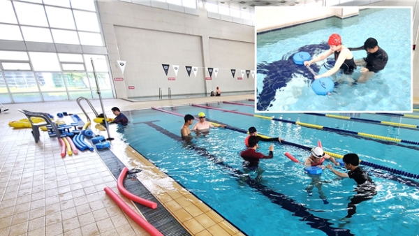 수중재활 운동프로그램 운영 (국립인천대학교 스포츠센터 수영장)-(오른쪽 상단부터) 이주학 수석연구원, 운동건강학부 학생 및 프로그램 참여자