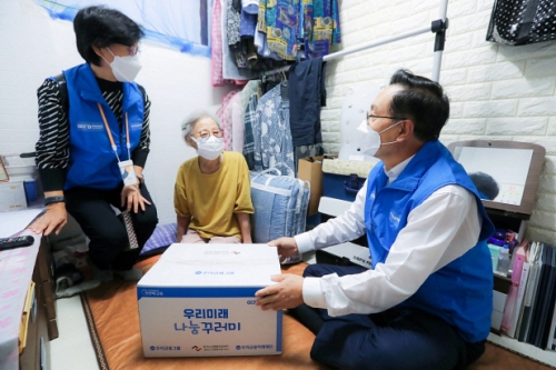 손태승 이사장(오른쪽)이 '우리미래 나눔꾸러미'를 전달하고 있다.
