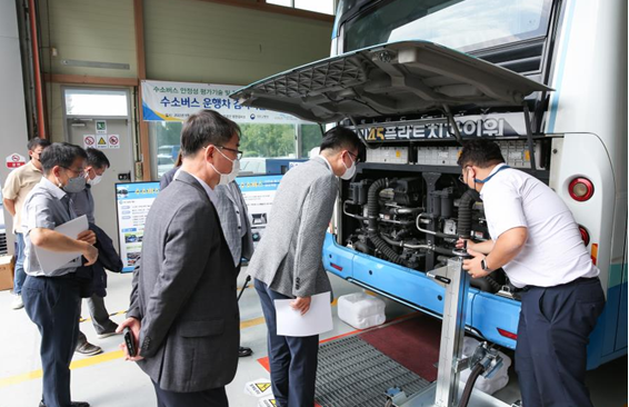 지난 9월 14일  창원검사소에서 한국교통안전공단 관계자가 '수소버스 운행차 검사기술 및 장비개발 시연회'를 진행하고 있다.
