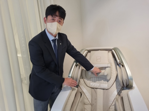 광진 전시장 관계자가 팬텀 메디컬 케어 제품에 대해 설명하고 있다. [사진 = 김윤호 기자]