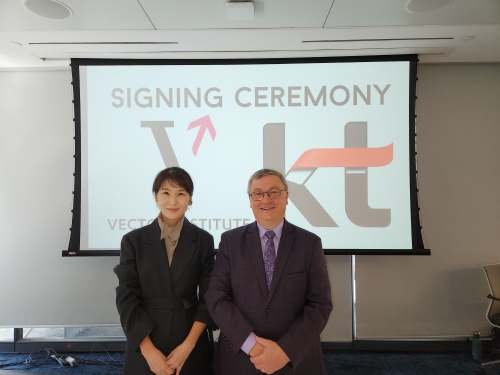 KT 전략기획실장 김채희 전무(좌)와 벡터 연구소 CEO 가스 깁슨(Garth Gibson)이 22일(현지 기준) 캐나다 토론토에 위치한 벡터 연구소에서 파트너십 체결 후 기념촬영 하고 있는 모습.