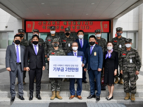 성대규 사장(앞줄 오른쪽에서 네 번째)이 임성근 사단장 등과 기념촬영을 하고 있다.