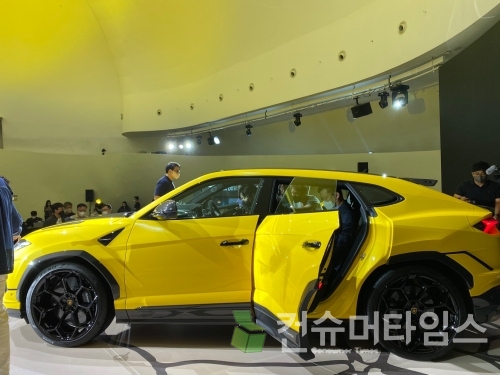 람보르기니 우루스 퍼포만테 측면. [사진 = 이찬우 기자]