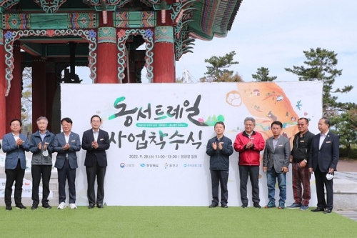 손태승 우리금융그룹 회장(왼쪽 4번째), 남성현 산림청장(오른쪽 4번째), 강성조 경북도부지사(오른쪽 3번째), 손병복 울진군수(왼쪽 3번째) 등이 기념촬영을 하고 있다.