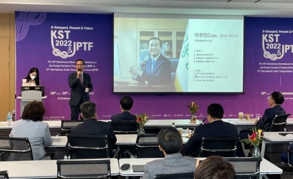 28일 개최된 대한교통학회 국제학술대회에서 이주민 도로교통공단 이사장(왼쪽에서 두 번째)이 기관 소개를 하고 있다. (사진제공=도로교통공단)
