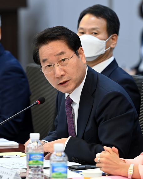 유정복 인천광역시장이 28일 국회에서 열린 '2022년 인천지역 국회의원 정책간담회'에서 인사말을 하고 있다.